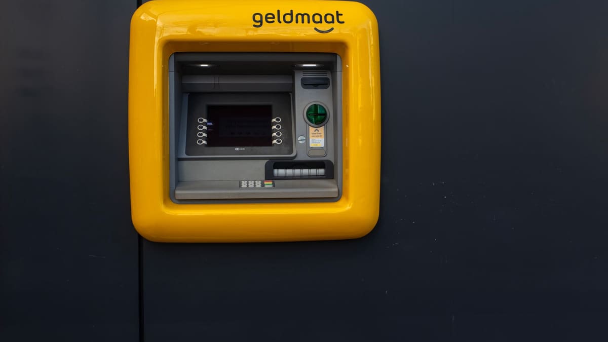 Sebuah mesin ATM bank pada dinding.