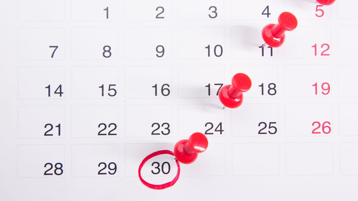 Kalendar dengan pin merah menandakan tarikh penting.