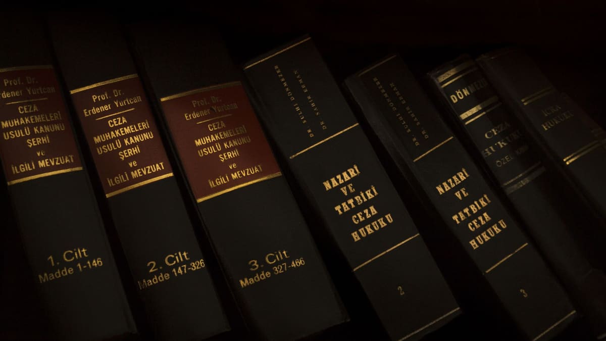 Timbunan buku undang-undang di rak perpustakaan.